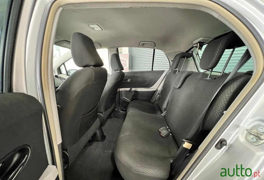 2011' Toyota Yaris photo #5