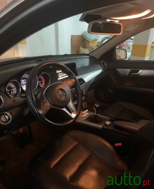 2011' Mercedes-Benz C-250 photo #3