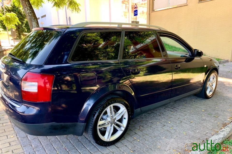 2002' Audi A4 Avant photo #2