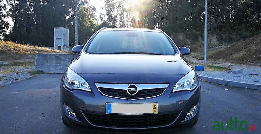 2010' Opel Astra Sports Tourer photo #4