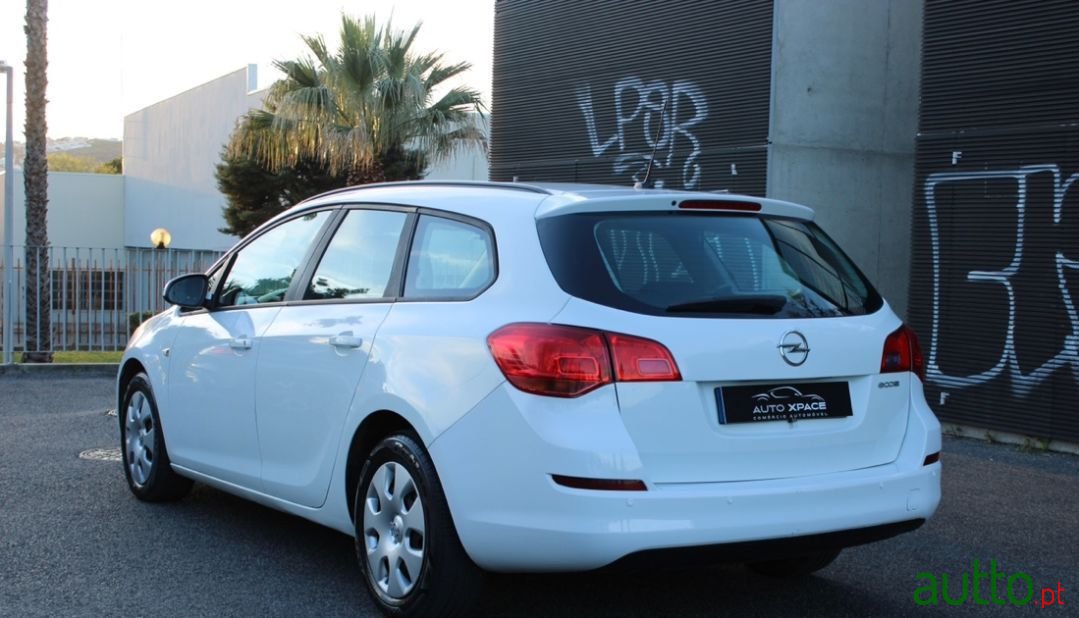 2012' Opel Astra Sports Tourer photo #5