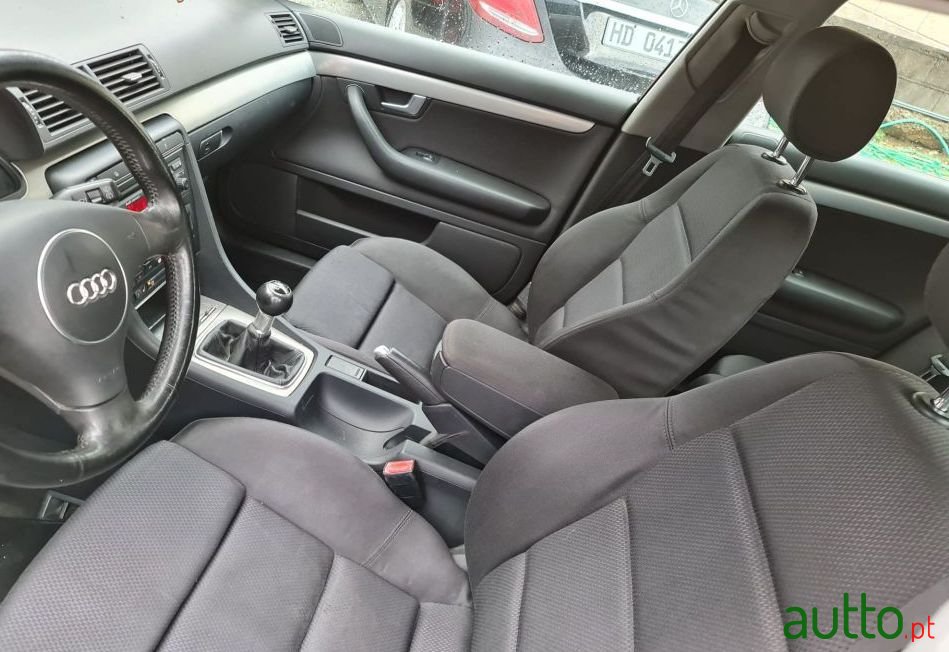 2002' Audi A4 Avant photo #2