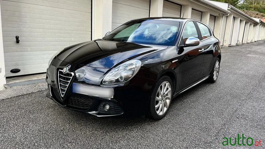 2013' Alfa Romeo Giulietta photo #1