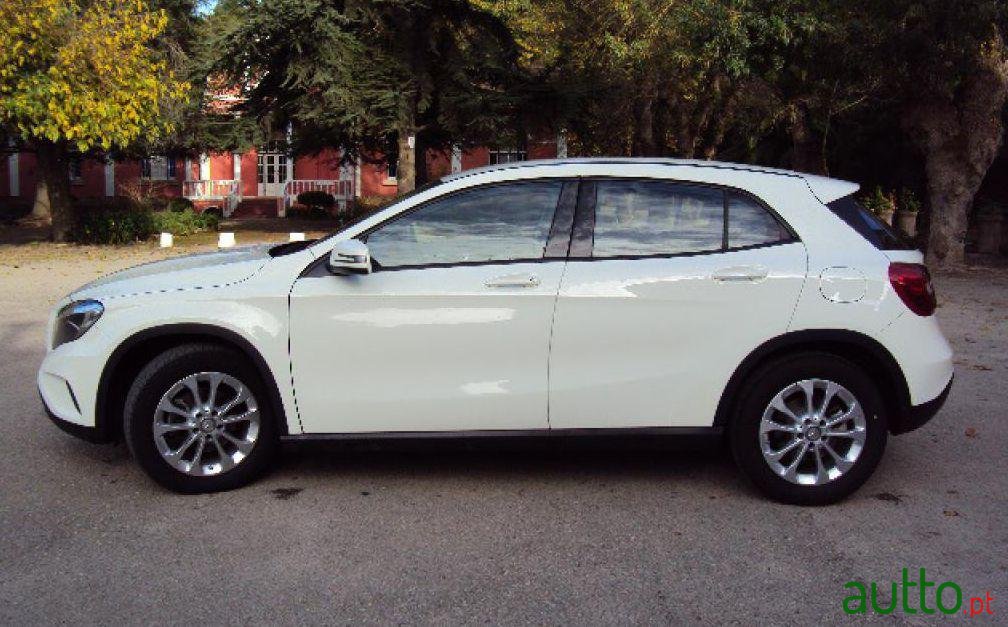 2014' Mercedes-Benz GLA 200 CDi photo #2