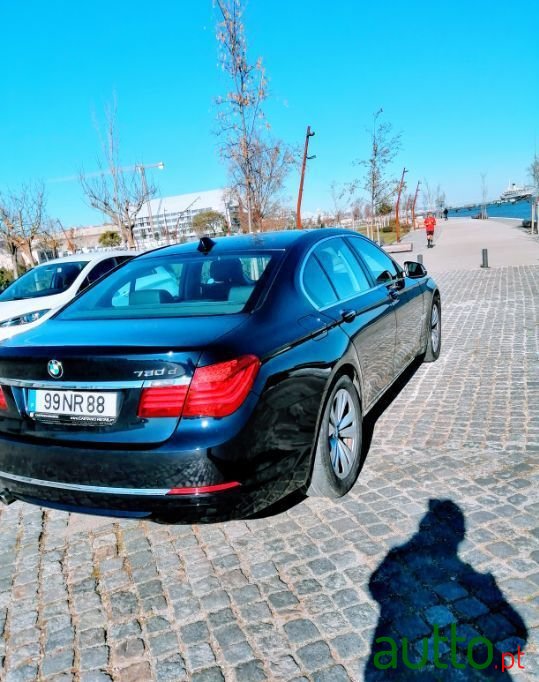 2013' BMW 730 photo #5