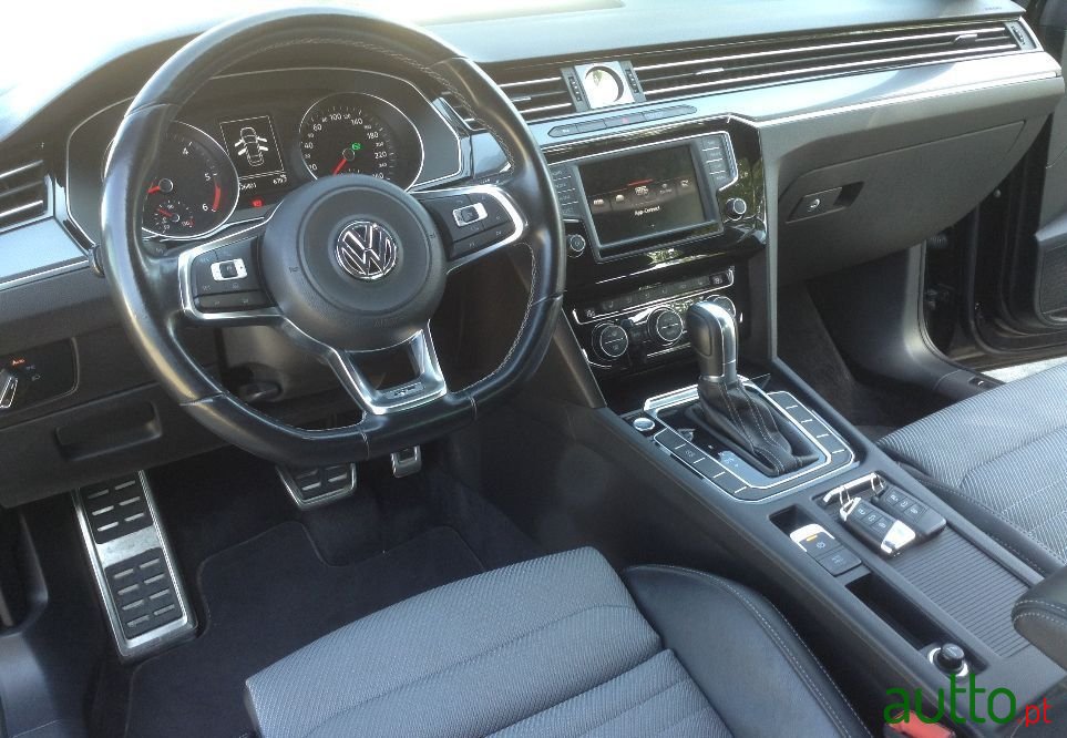 2016' Volkswagen Passat photo #5