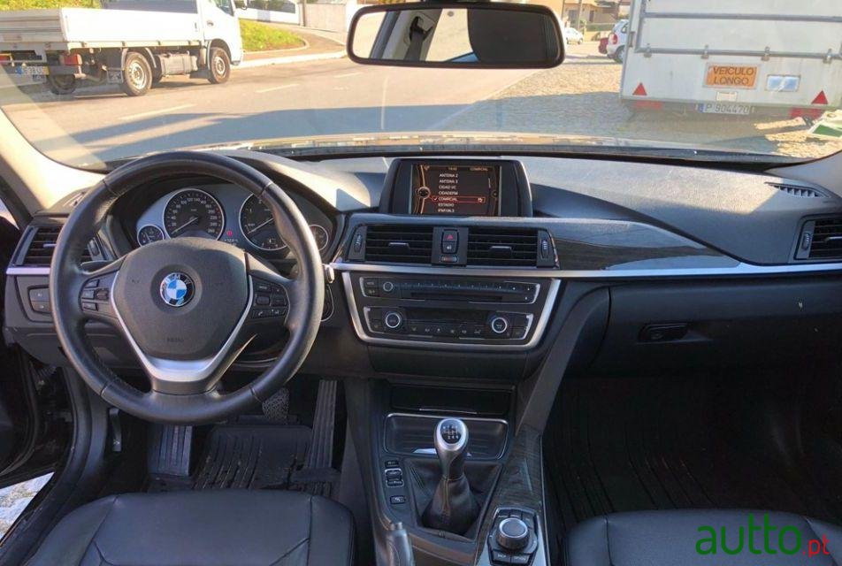 2012' BMW 320 Touring Luxury photo #5