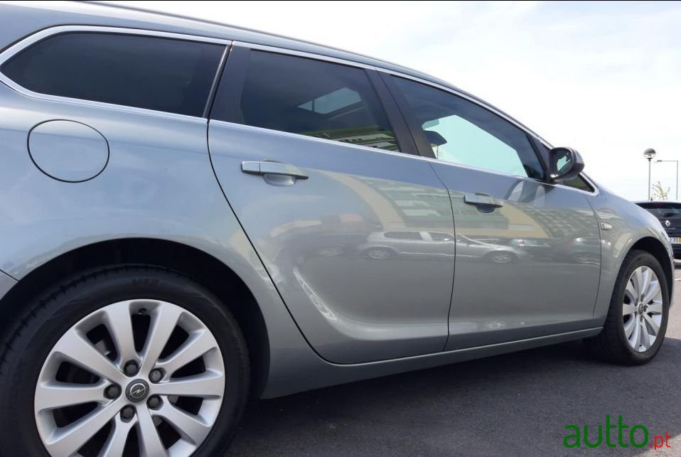 2011' Opel Astra Sports Tourer photo #3