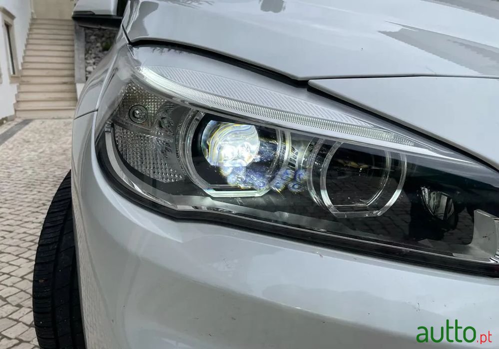 2017' BMW 225Xe Active Tourer photo #3