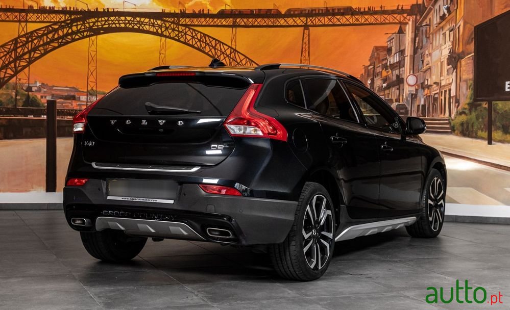2017' Volvo V40 Cross Country 2.0 D2 photo #4