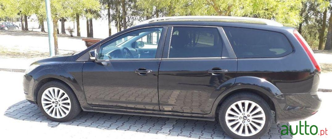 2010' Ford Focus Sw photo #1