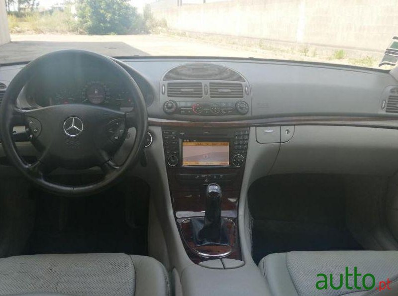 2003' Mercedes-Benz E-200 photo #2