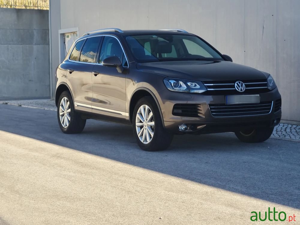 2011' Volkswagen Touareg photo #2