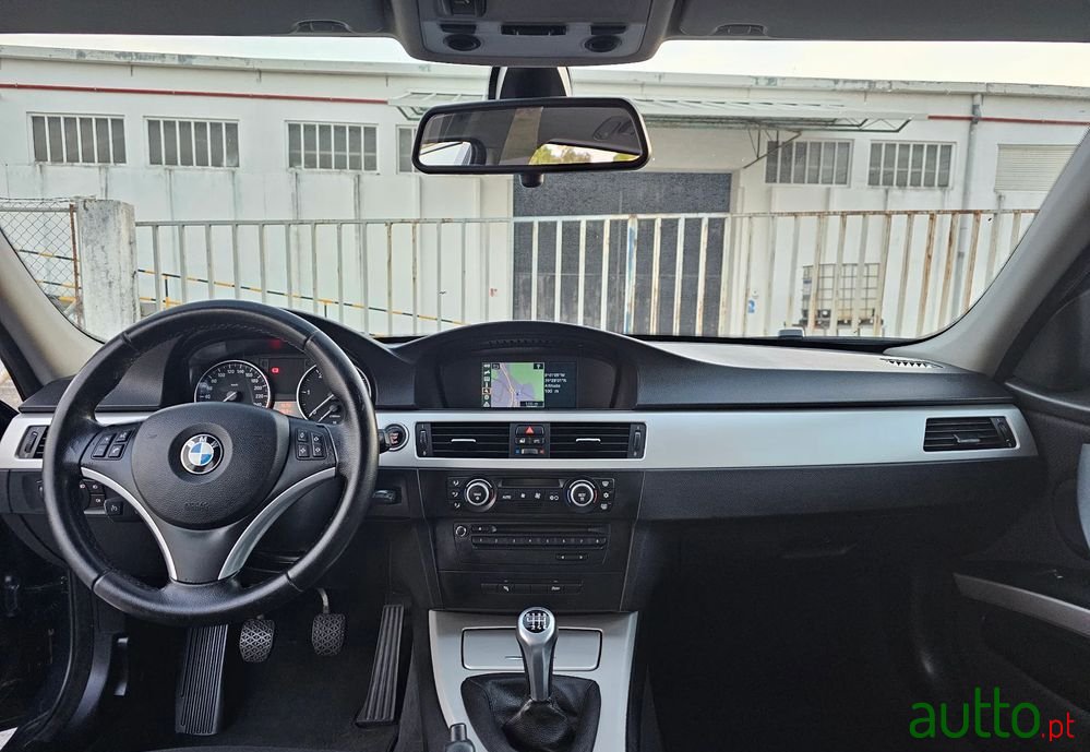 2010' BMW 320 D Touring Navigation photo #6