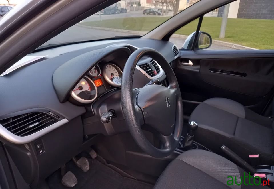 2010' Peugeot 207 photo #2