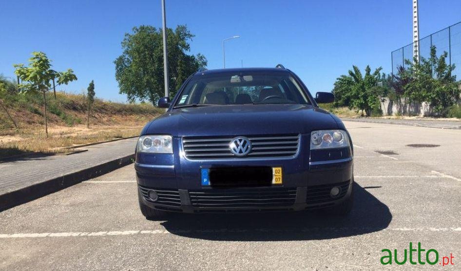 2002' Volkswagen Passat Variant photo #2