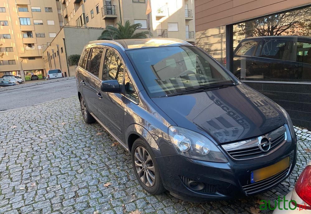 2010' Opel Zafira photo #1