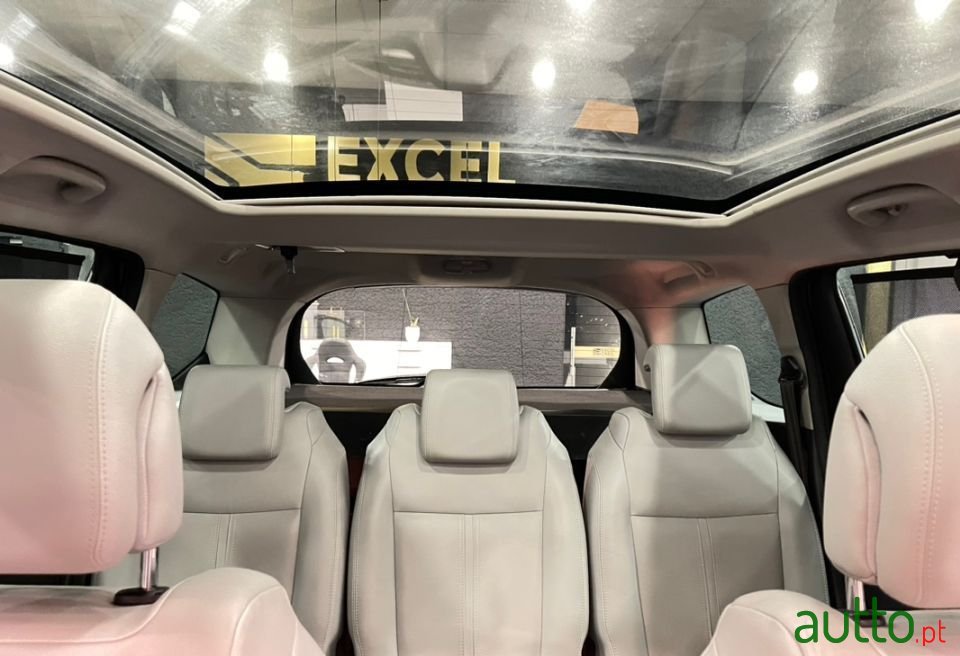 2011' Peugeot 5008 photo #5