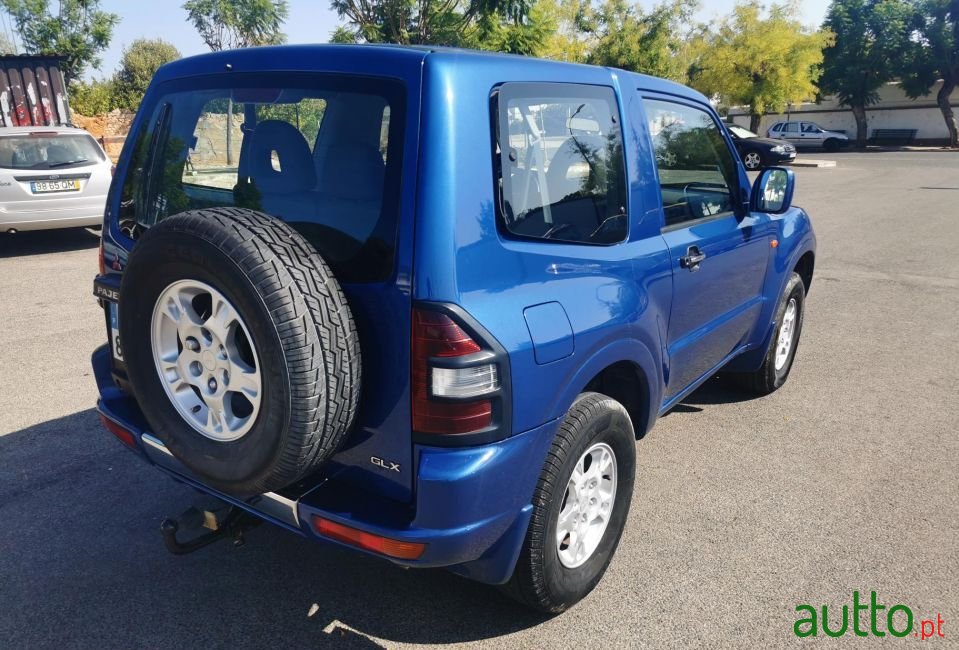 2001' Mitsubishi Pajero photo #3