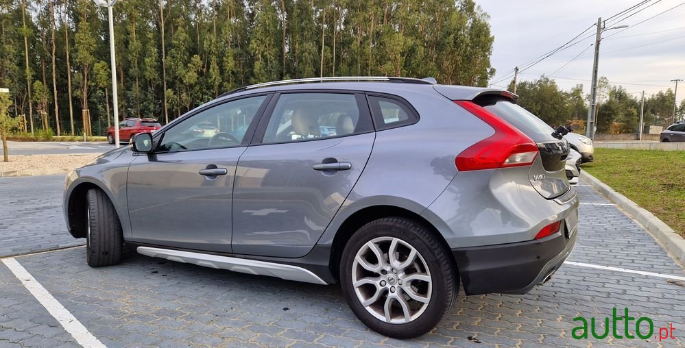 2016' Volvo V40 Cross Country photo #3