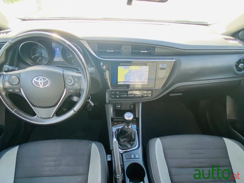 2016' Toyota Auris Touring Sports photo #6