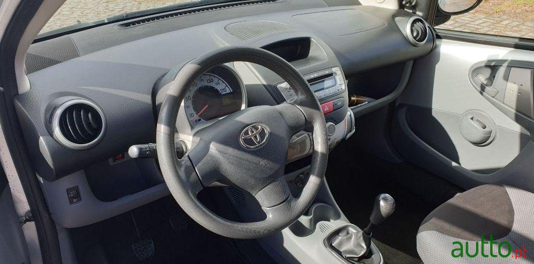 2006' Toyota Aygo photo #2