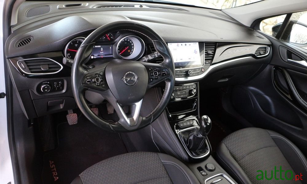 2016' Opel Astra photo #2