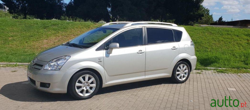 2004' Toyota Corolla Verso photo #1