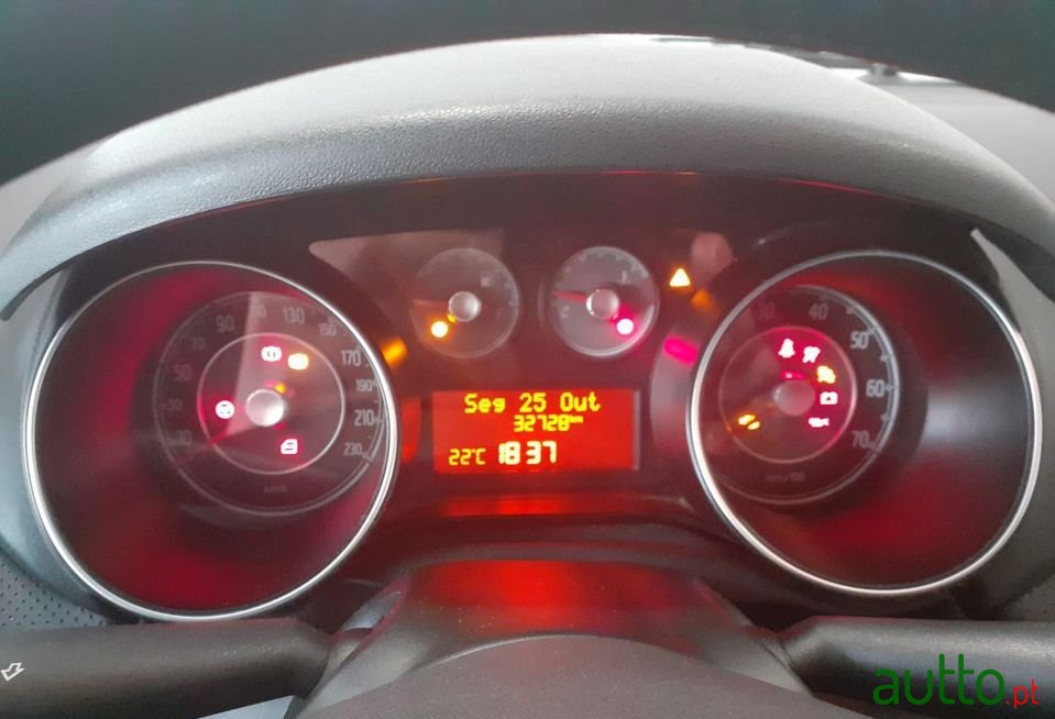 2011' Fiat Punto photo #5