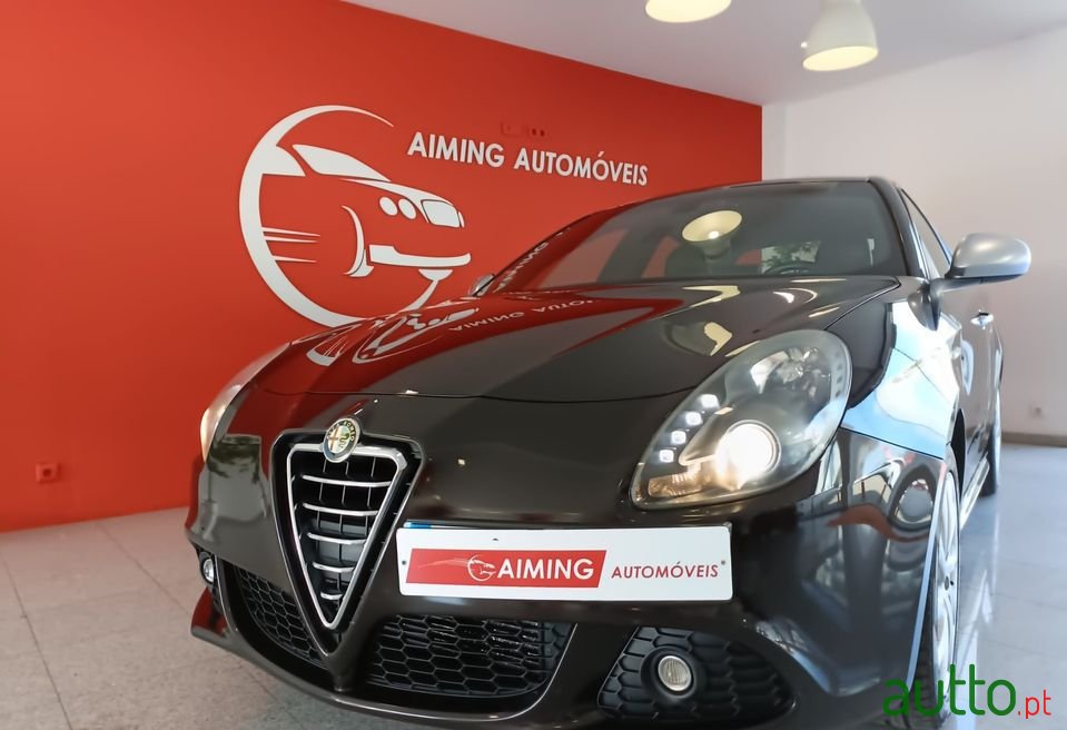 2011' Alfa Romeo Giulietta photo #2
