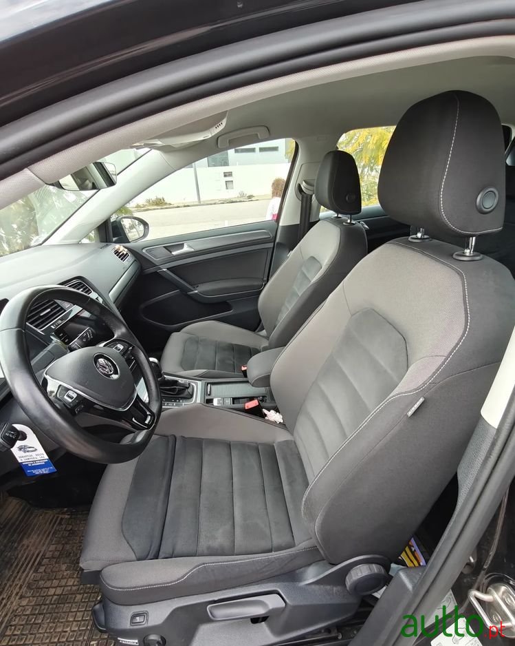 2018' Volkswagen Golf photo #3