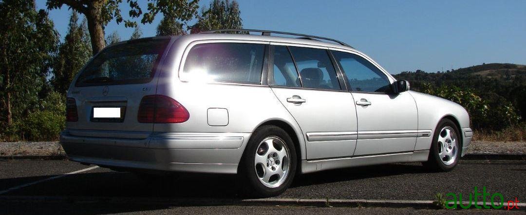 2002' Mercedes-Benz E-220 photo #3
