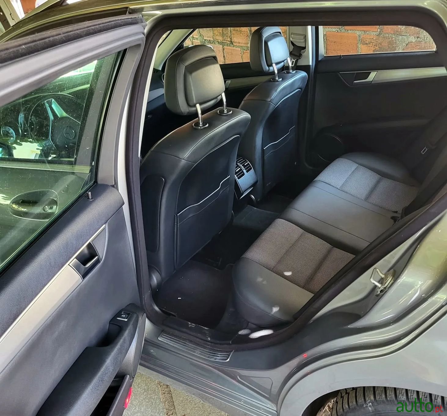 2011' Mercedes-Benz C-220 photo #6