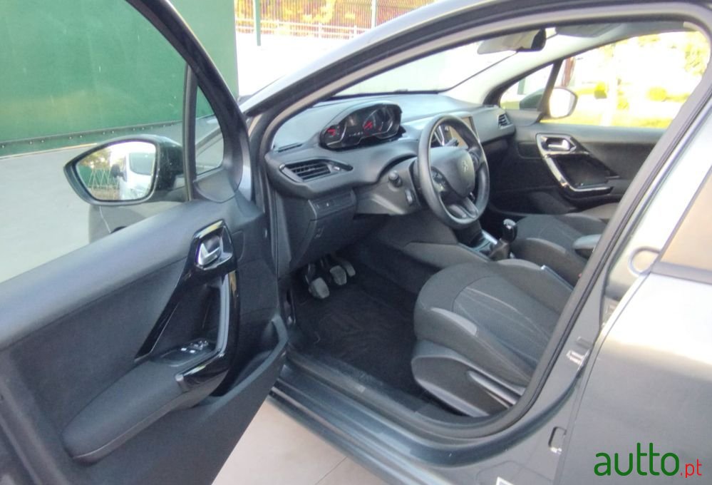 2012' Peugeot 208 photo #5