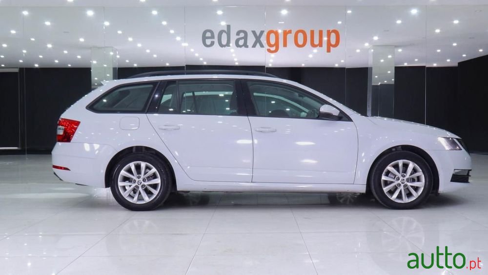 2020' Skoda Octavia Break photo #2