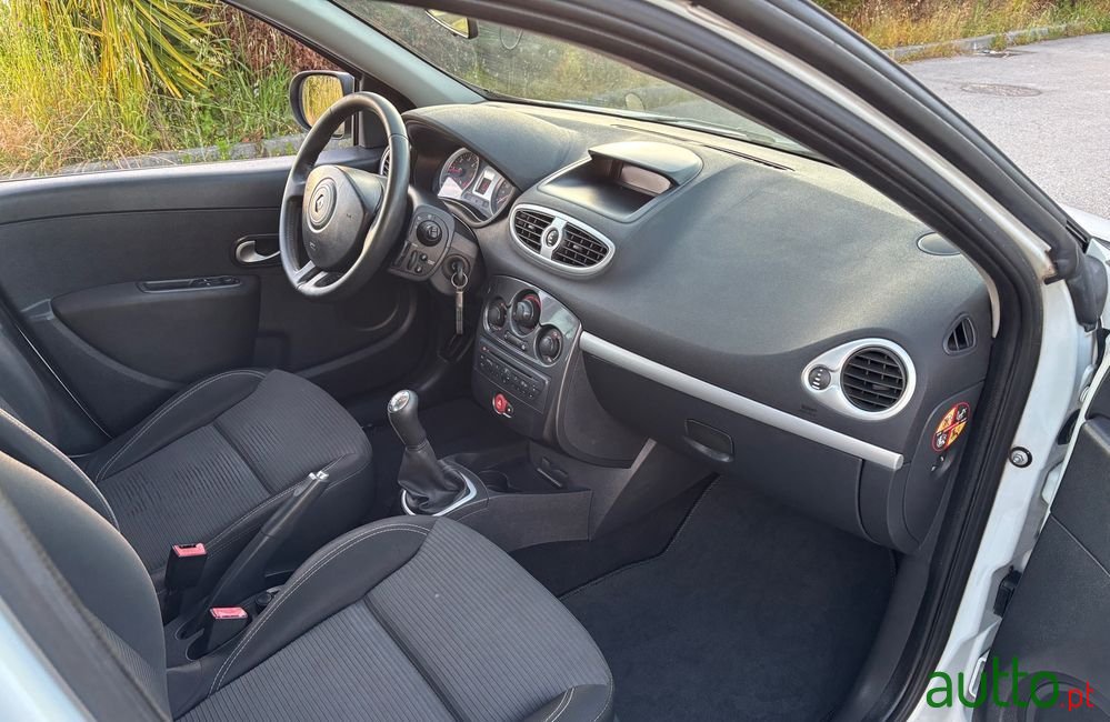 2012' Renault Clio photo #4