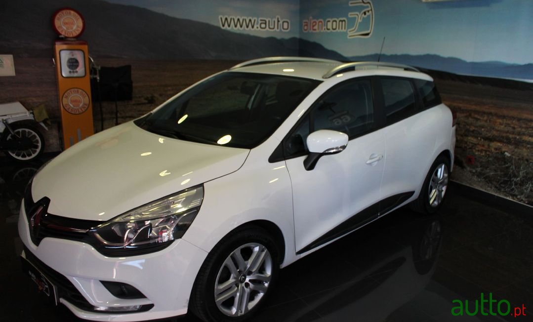 2016' Renault Clio Sport Tourer photo #1