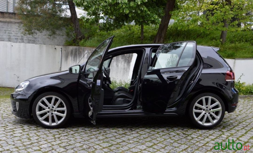 2009' Volkswagen Golf photo #3