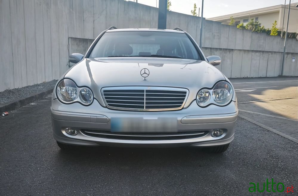 2004' Mercedes-Benz Classe C photo #2
