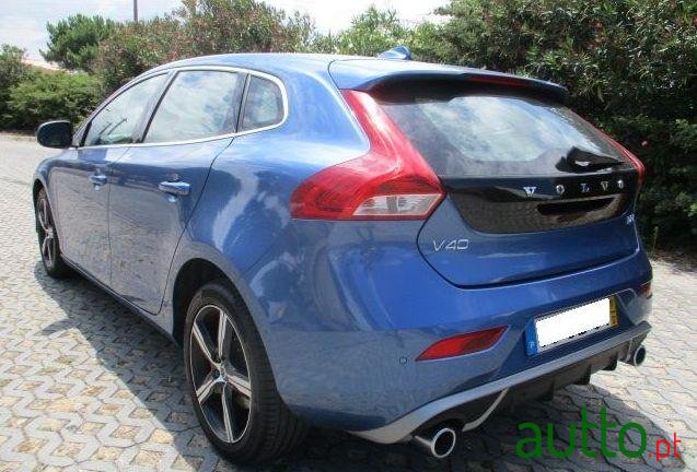 2017' Volvo V40 D2 R-Design photo #2