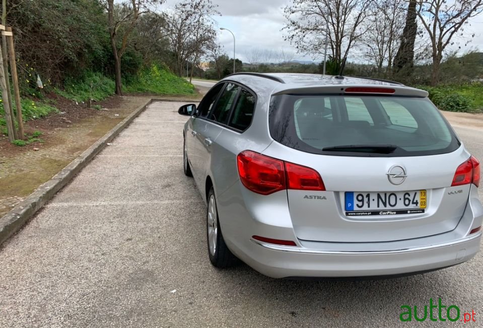 2013' Opel Astra Sports Tourer photo #1