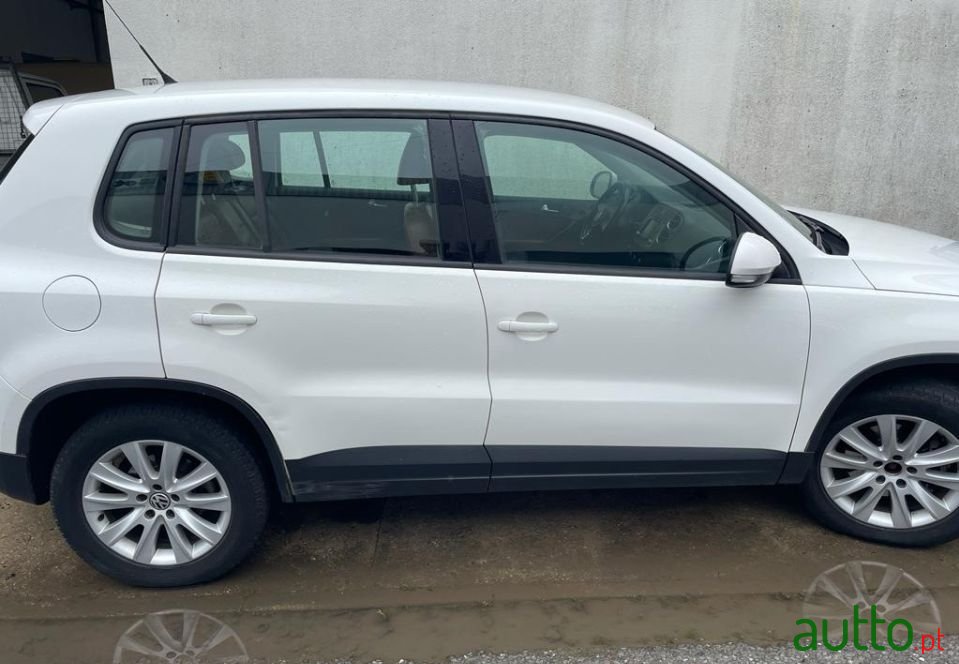 2011' Volkswagen Tiguan photo #1