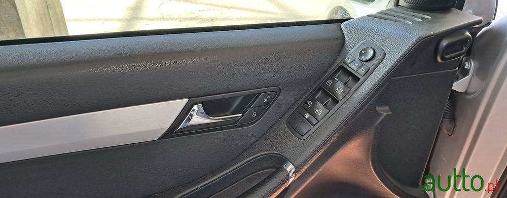 2010' Mercedes-Benz Classe R photo #5