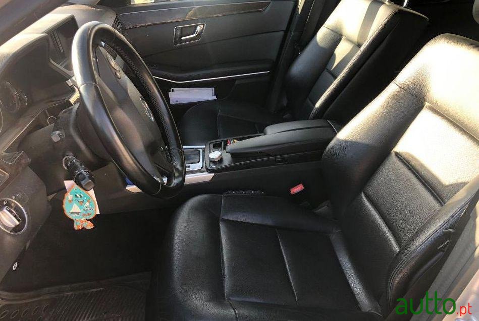 2011' Mercedes-Benz E-200 Avantgard photo #3