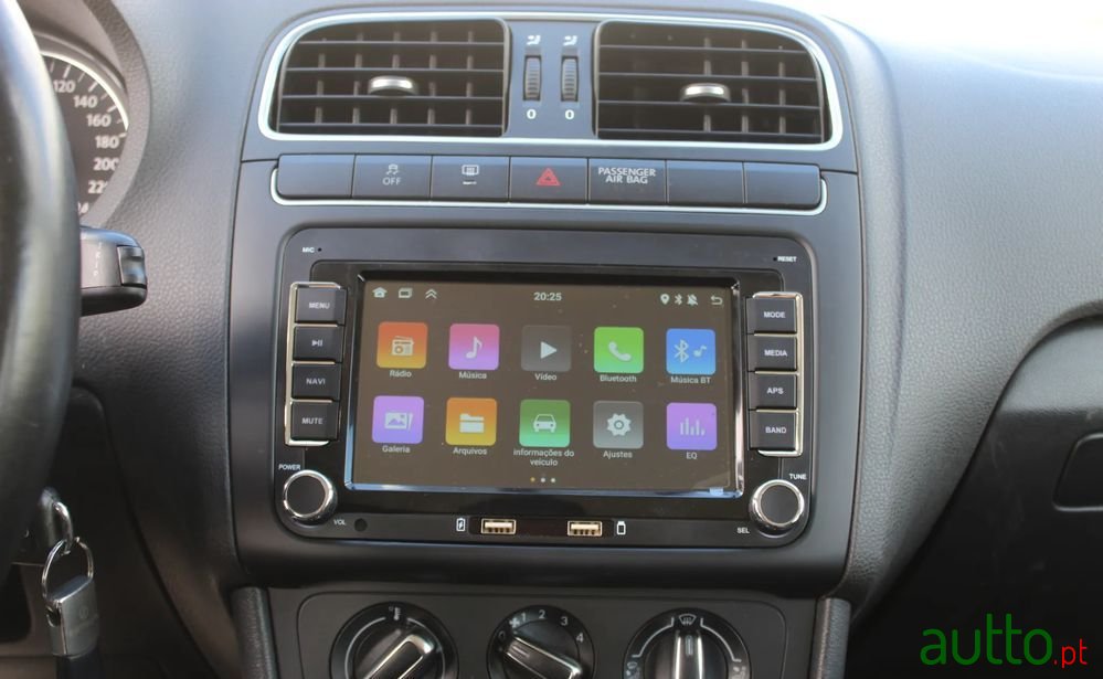 2011' Volkswagen Polo 1.2 Highline photo #5