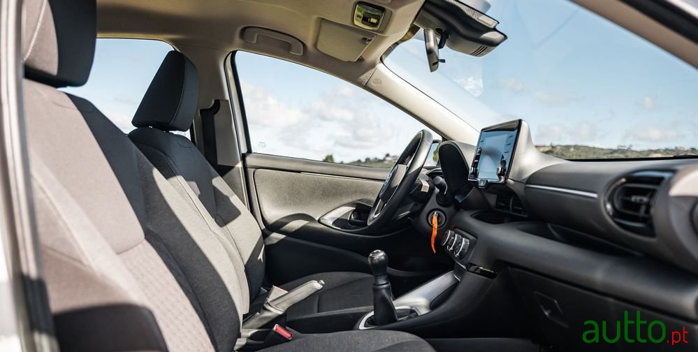 2021' Toyota Yaris photo #6