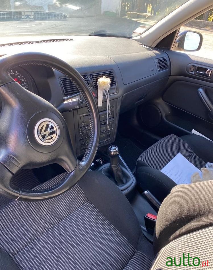 2001' Volkswagen Golf photo #3