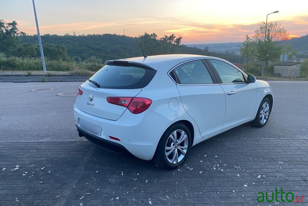 2012' Alfa Romeo Giulietta photo #5