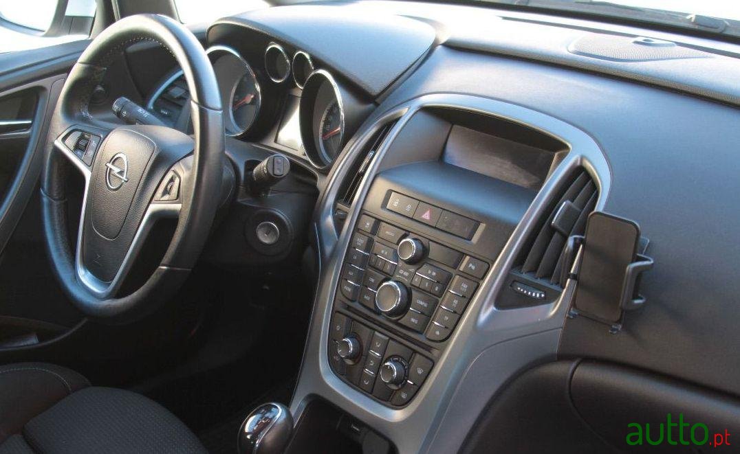 2013' Opel Astra Sports-Tourer photo #2