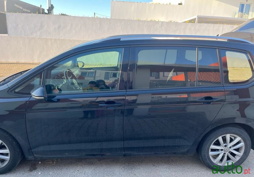2017' Volkswagen Touran Confortline photo #3